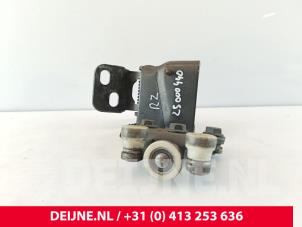 Gebruikte Schuifdeurrol rechts Ford Transit Custom 2.2 TDCi 16V Prijs € 18,15 Inclusief btw aangeboden door van Deijne Onderdelen Uden B.V.