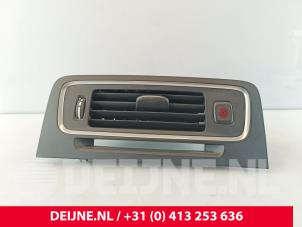 Gebruikte Luchtrooster Dashboard Volvo V60 I (FW/GW) 2.0 T3 16V Prijs € 25,00 Margeregeling aangeboden door van Deijne Onderdelen Uden B.V.