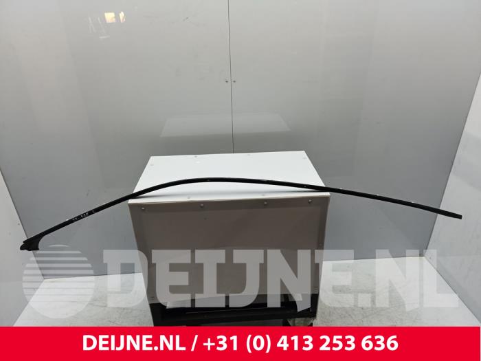 Porsche Taycan Dachleiste links O278787