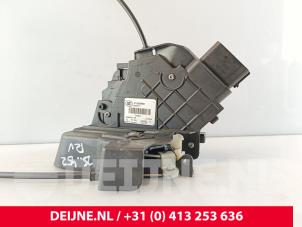 Volvo V70 Front door lock mechanism 4-door, right O278945 photo 2