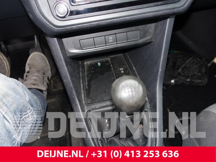 Gebruikte Versnellingspook Volkswagen Caddy IV 2.0 TDI 75 Prijs € 78,65 Inclusief btw aangeboden door van Deijne Onderdelen Uden B.V.