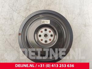 Gebruikte Krukas Poelie Volvo XC90 II 2.0 T8 16V Twin Engine AWD Prijs € 50,00 Margeregeling aangeboden door van Deijne Onderdelen Uden B.V.