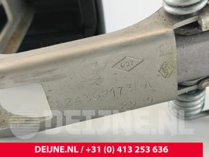 Opel Vivaro Deurvanger bus/bestel rechts O280315 foto 3
