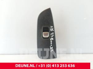 Gebruikte Raam schakelaar elektrisch Mercedes Vito (447.6) 1.6 111 CDI 16V Prijs € 18,15 Inclusief btw aangeboden door van Deijne Onderdelen Uden B.V.