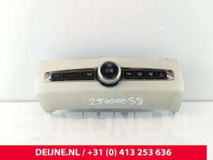 Gebruikte Radiobedienings paneel Volvo XC60 II (UZ) 2.0 D4 16V AWD Prijs € 70,00 Margeregeling aangeboden door van Deijne Onderdelen Uden B.V.