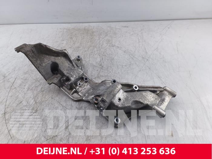 Gebruikte Dynamosteun boven Volvo V60 I (FW/GW) 2.4 D6 20V Plug-in Hybrid AWD Prijs € 150,00 Margeregeling aangeboden door van Deijne Onderdelen Uden B.V.