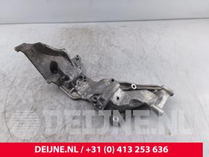 Gebruikte Dynamosteun boven Volvo V60 I (FW/GW) 2.4 D6 20V Plug-in Hybrid AWD Prijs € 150,00 Margeregeling aangeboden door van Deijne Onderdelen Uden B.V.