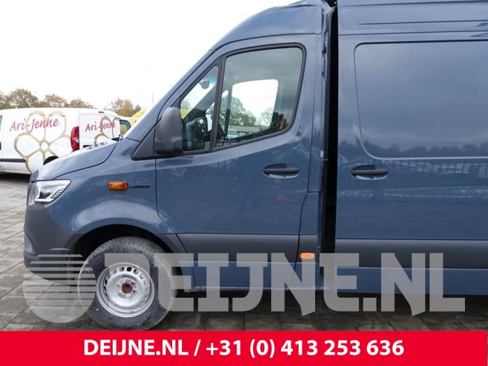Mercedes eSprinter Tür 2-türig links O281422