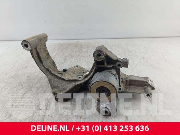 Gebruikte Dynamosteun onder Iveco New Daily VI 33S14, 35C14, 35S14 Prijs € 48,40 Inclusief btw aangeboden door van Deijne Onderdelen Uden B.V.