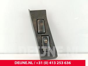 Gebruikte Ruit schakelaar elektrisch Opel Movano Combi 2.5 DTI Prijs € 18,15 Inclusief btw aangeboden door van Deijne Onderdelen Uden B.V.