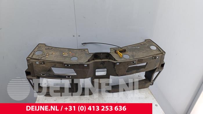 Gebruikte Frontpaneel Renault Express 1.3 TCE 100 16V Prijs € 127,05 Inclusief btw aangeboden door van Deijne Onderdelen Uden B.V.