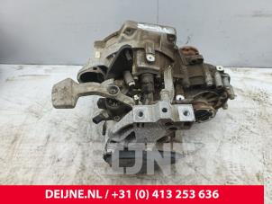 Volkswagen Caddy Gearbox O282393 photo 3