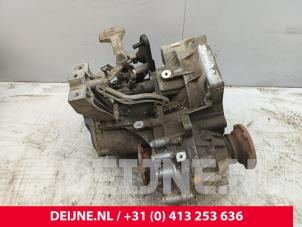 Volkswagen Caddy Gearbox O282393 photo 2