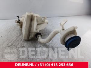 Volvo XC90 Front windscreen washer reservoir O282401 photo 2
