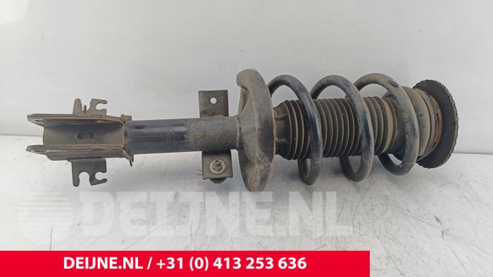 Nissan Interstar Stoßdämpferstrebe links vorne O282621