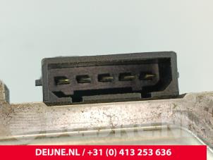 Volkswagen Caddy Ruitenwissermotor achter O282637 foto 3
