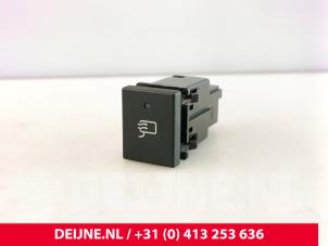 Gebruikte Schakelaar Iveco New Daily VI 33S14, 35C14, 35S14 Prijs € 24,20 Inclusief btw aangeboden door van Deijne Onderdelen Uden B.V.