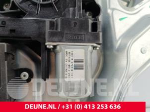 Volvo V70 Ruitmechaniek 4Deurs rechts-achter O283651 foto 3