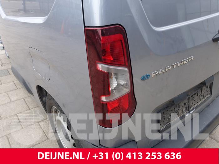 Peugeot Partner Achterlicht links O283757