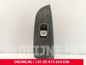 Gebruikte Raam schakelaar elektrisch Mercedes Vito (447.6) 1.6 111 CDI 16V Prijs € 30,25 Inclusief btw aangeboden door van Deijne Onderdelen Uden B.V.