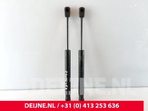 Volvo V70 Set of bonnet gas struts O284234 foto 2