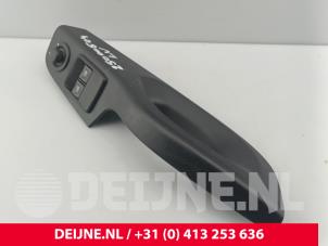 Gebruikte Elektrisch Raam Schakelaar Renault Trafic (1FL/2FL/3FL/4FL) 1.6 dCi 90 Prijs € 36,30 Inclusief btw aangeboden door van Deijne Onderdelen Uden B.V.