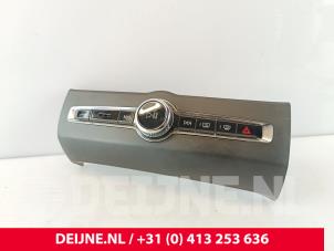 Gebruikte Radiobedienings paneel Volvo XC60 II (UZ) 2.0 B4 16V Mild Hybrid AWD Prijs € 65,00 Margeregeling aangeboden door van Deijne Onderdelen Uden B.V.