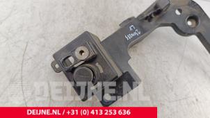 Volvo C40 Schermdrager links-voor O285117 foto 2