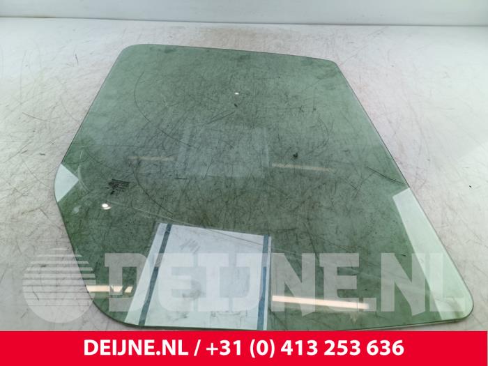 Gebruikte Deurruit 2Deurs rechts Mercedes Sprinter 4t (907.6/910.6) Prijs € 72,60 Inclusief btw aangeboden door van Deijne Onderdelen Uden B.V.