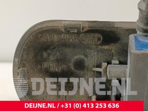 Volkswagen Caddy Front windscreen washer jet O286550 photo 3