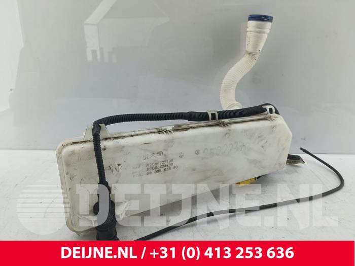 Opel Vivaro Scheibensprühertank vorne O286682