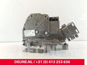 Opel Vivaro Schuifdeur Slotmechaniek rechts O286708 foto 2