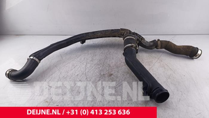 Gebruikte Intercooler Buis Porsche Cayenne II (92A) 3.0 D V6 24V Prijs € 80,00 Margeregeling aangeboden door van Deijne Onderdelen Uden B.V.