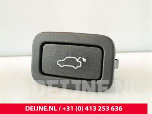 Gebruikte Schakelaar achterklep Volvo XC60 I (DZ) 2.0 T5 16V Prijs € 15,00 Margeregeling aangeboden door van Deijne Onderdelen Uden B.V.