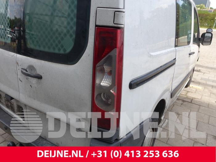 Peugeot Expert Achterlicht rechts O287686