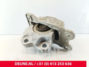 Gebruikte Motorsteun Volvo V60 II (ZW) 2.0 B4 16V Mild Hybrid Prijs € 30,00 Margeregeling aangeboden door van Deijne Onderdelen Uden B.V.