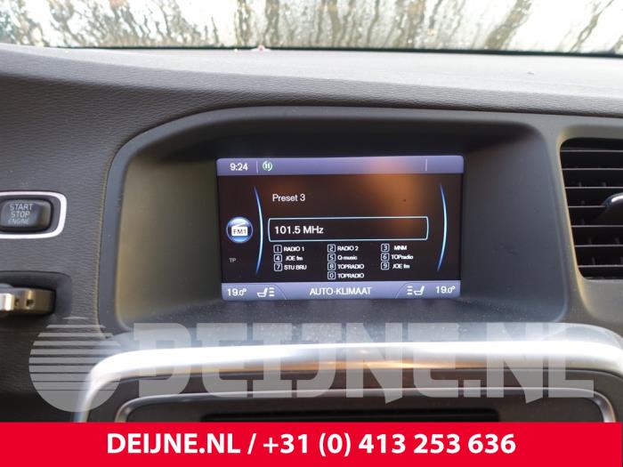 Gebruikte Display Interieur Volvo S60 II (FS) 2.0 D3 20V Prijs op aanvraag aangeboden door van Deijne Onderdelen Uden B.V.