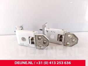 Gebruikte Scharnierset Renault Master III (MA/MB/MC/MD/MH/MF/MG/MH) 2.3 dCi 150 16V Prijs € 96,80 Inclusief btw aangeboden door van Deijne Onderdelen Uden B.V.