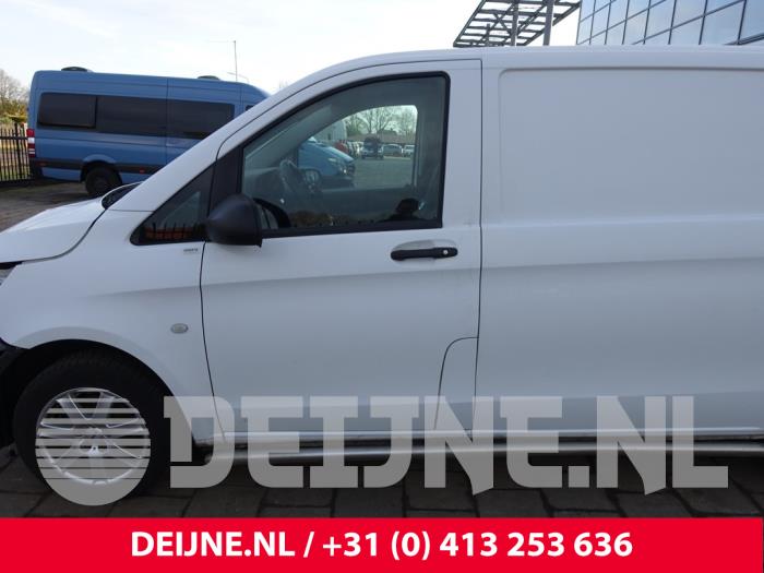 Mercedes Vito Tür 2-türig links O288557