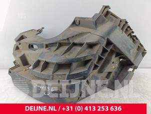 Gebruikte Bumpersteun links-achter Nissan Primastar 2.0 dCi 120 Prijs € 60,50 Inclusief btw aangeboden door van Deijne Onderdelen Uden B.V.