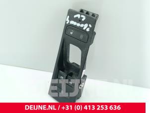 Gebruikte Elektrisch Raam Schakelaar Volkswagen Transporter T6 2.0 TDI Prijs € 36,30 Inclusief btw aangeboden door van Deijne Onderdelen Uden B.V.