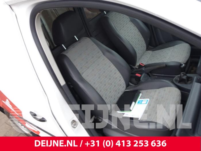 Volkswagen Caddy Sitz rechts O289419