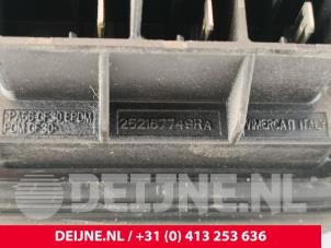 Renault Trafic Schuifdeur slotvanger rechts O289445 foto 3