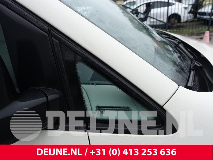 Volkswagen Caddy Quarter light, front right O289635