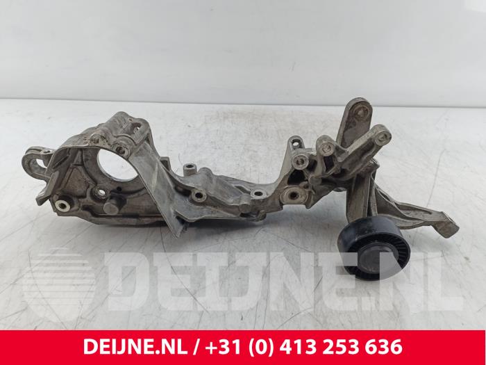 Gebruikte Dynamosteun onder Volkswagen Transporter T6 2.0 TDI 150 Prijs € 72,60 Inclusief btw aangeboden door van Deijne Onderdelen Uden B.V.
