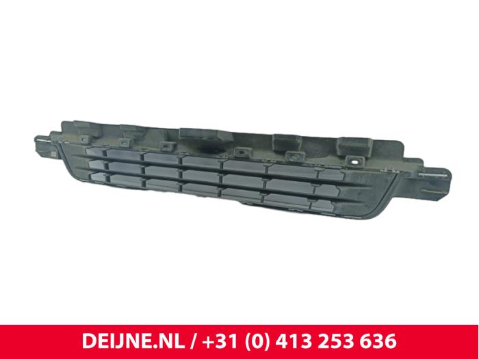 Opel Vivaro Grille O290190