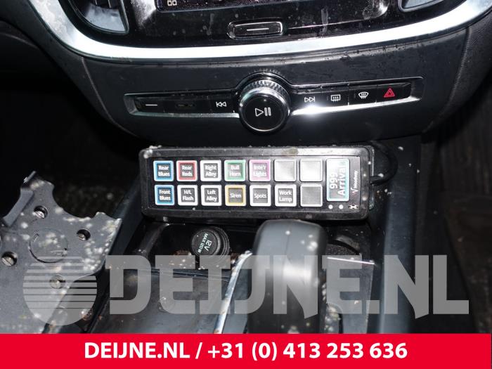 Gebruikte Versnellingspook Volvo V60 Cross Country II (ZZ) 2.0 B4 16V Mild Hybrid AWD Prijs € 80,00 Margeregeling aangeboden door van Deijne Onderdelen Uden B.V.