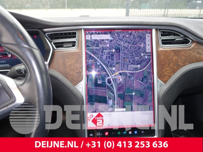 Tesla Model S Displays Multi Media Anzeige O290925