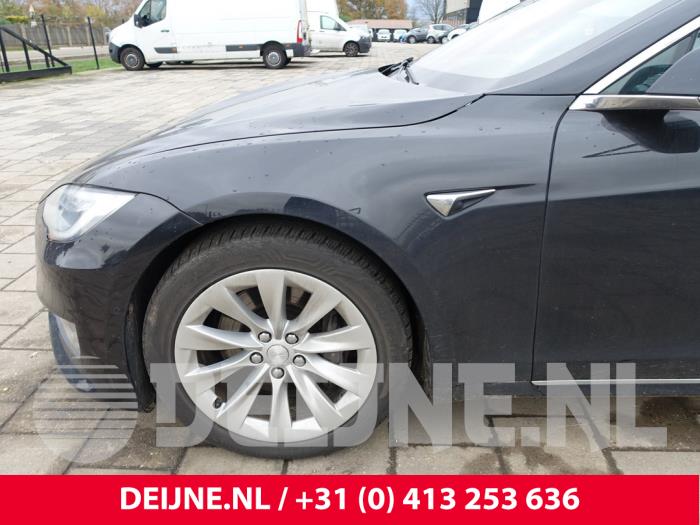 Tesla Model S Scherm links-voor O291027