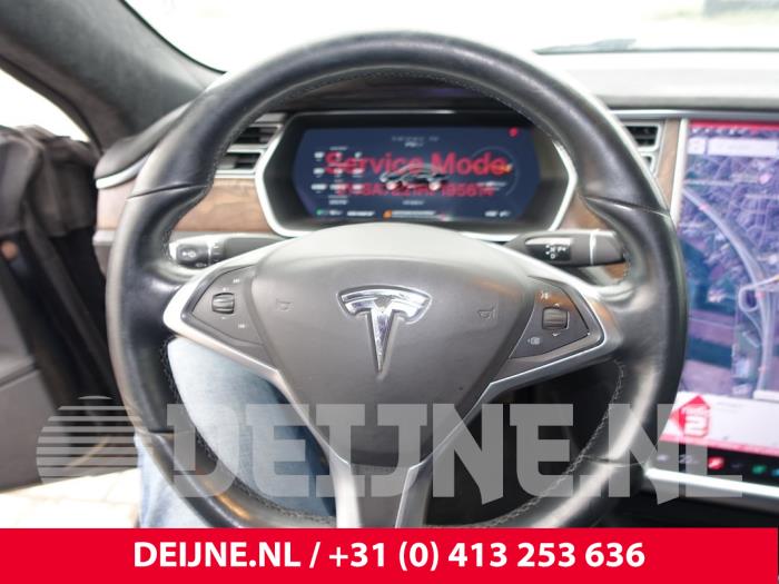 Tesla Model S Lenkrad O291029